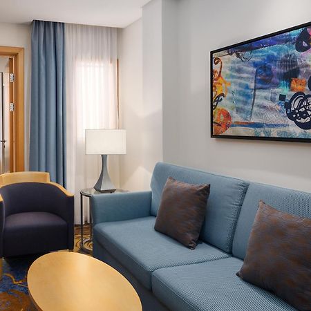 쉐라톤 마카 자발 알 카바 호텔 메카 외부 사진 A living room in a suite at the Hilton San Francisco Airport